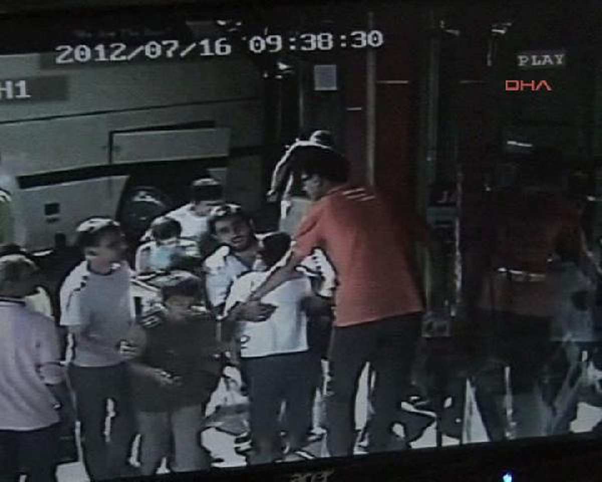 Otobüs Tramvay Durağına Girdi: 3 Yaralı