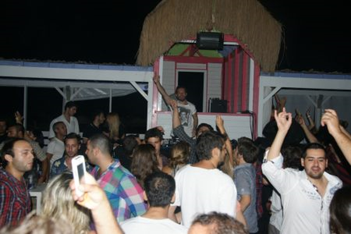 Ozan Doğulu Hayranları Mambo'yu Bastı
