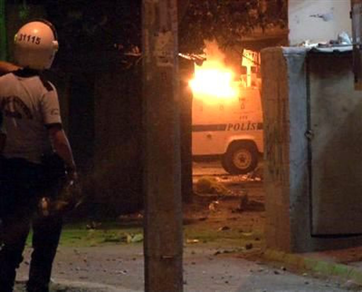 Polis Aracına Molotofkokteyli Attılar