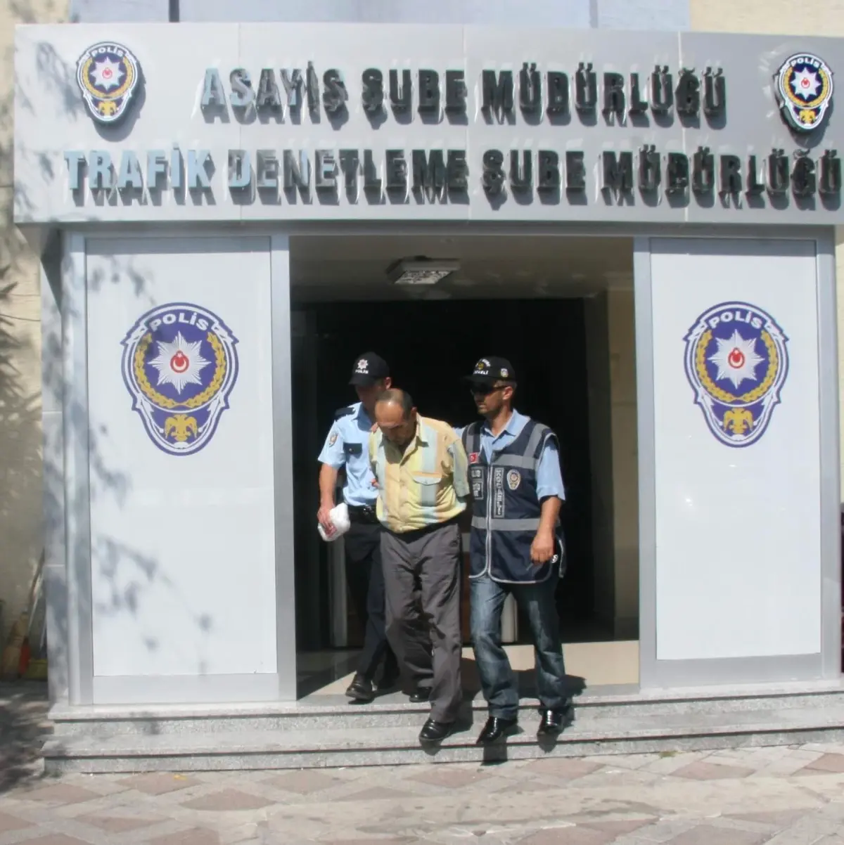 Polis Kılığına Girerek Gasp Yapan Çete Çökertildi