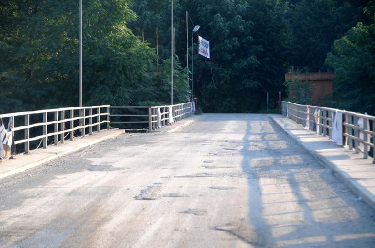 Rize\'de Yarısı Geniş Yarısı Dar Köprü