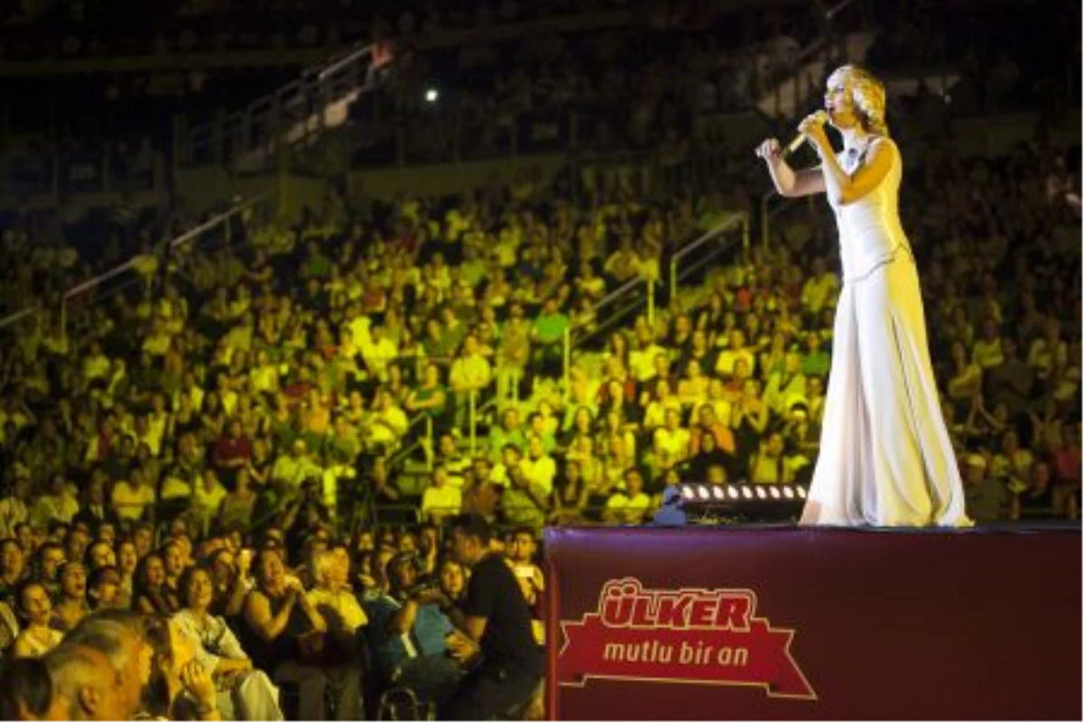 Sertab Erener Ülker Tüketicilerine Müzik Ziyafeti Çekti