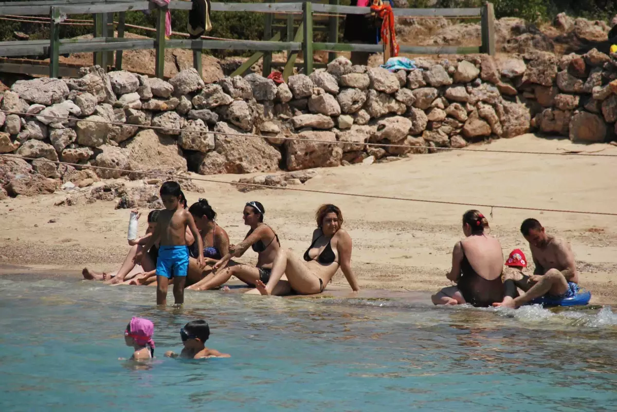 Sıcaktan Bunalan Turistler Sedir Adası'na Akın Etti