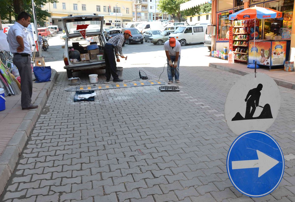 Simav\'da Cadde ve Sokaklara Reflektörlü Kauçuk Hız Kesiciler Yerleştiriliyor