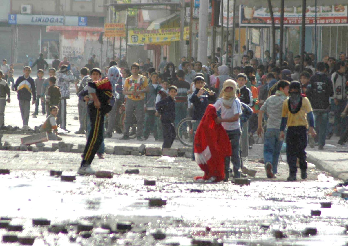 \'Taş Atan Çocuklar Yasası\' Çıktı, Suç Oranı Patladı