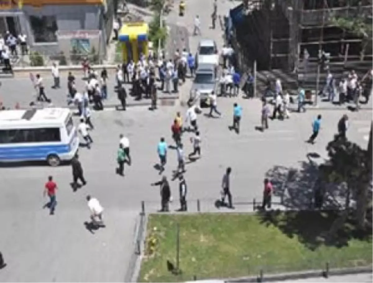 Tatvan\'da Kavga: 40 Yaralı