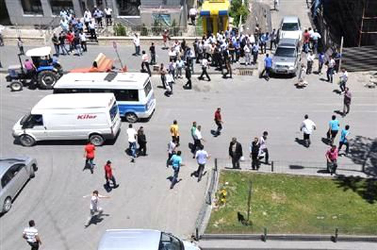 Tatvan Savaş Alanına Döndü: 40 Yaralı