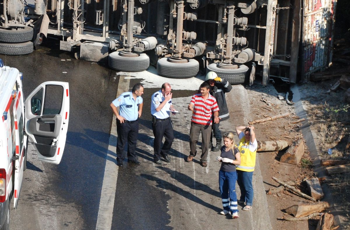 TEM\'de TIR Yan Yattı, Trafik Felç Oldu