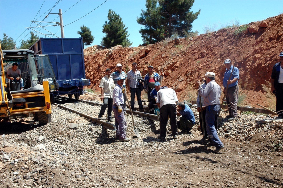 Patlatılan Bombanın Oluşturduğu Hasar Giderilmeye Çalışılıyor