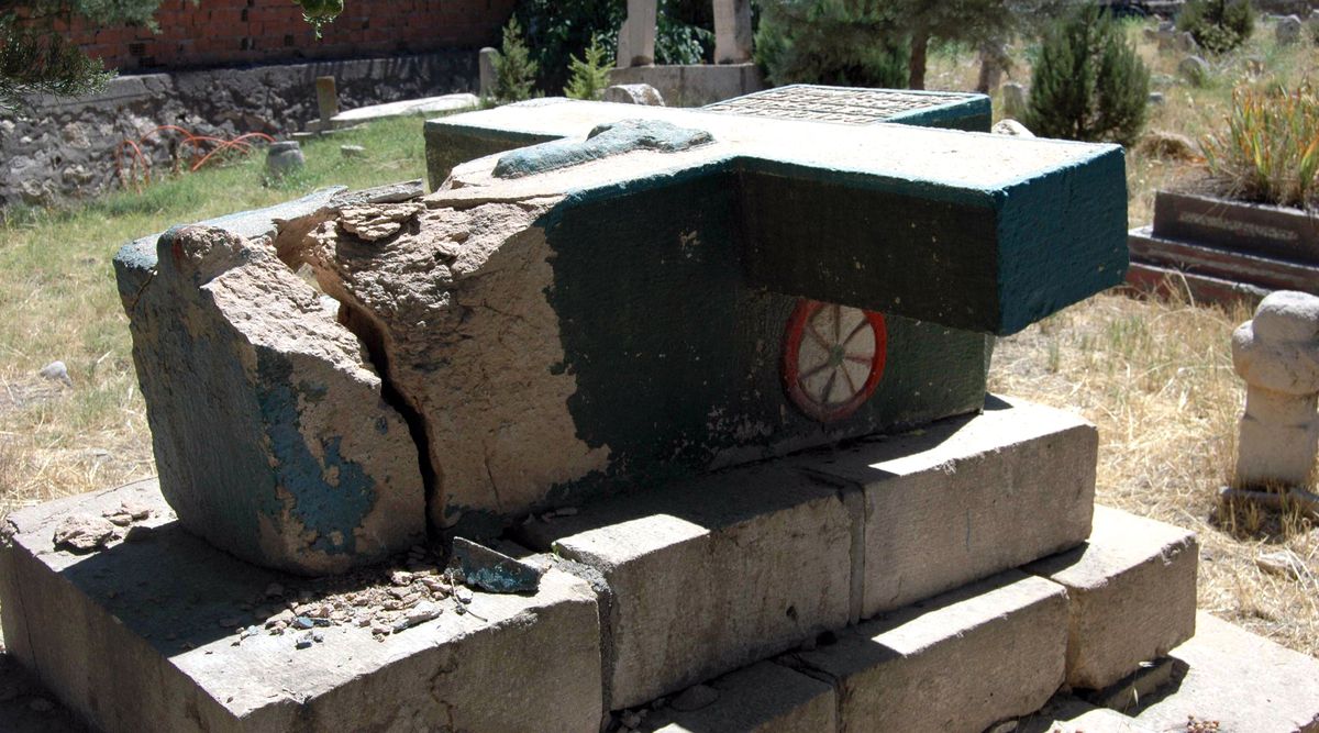 Uçak Şeklindeki Mezar Zarar Gördü