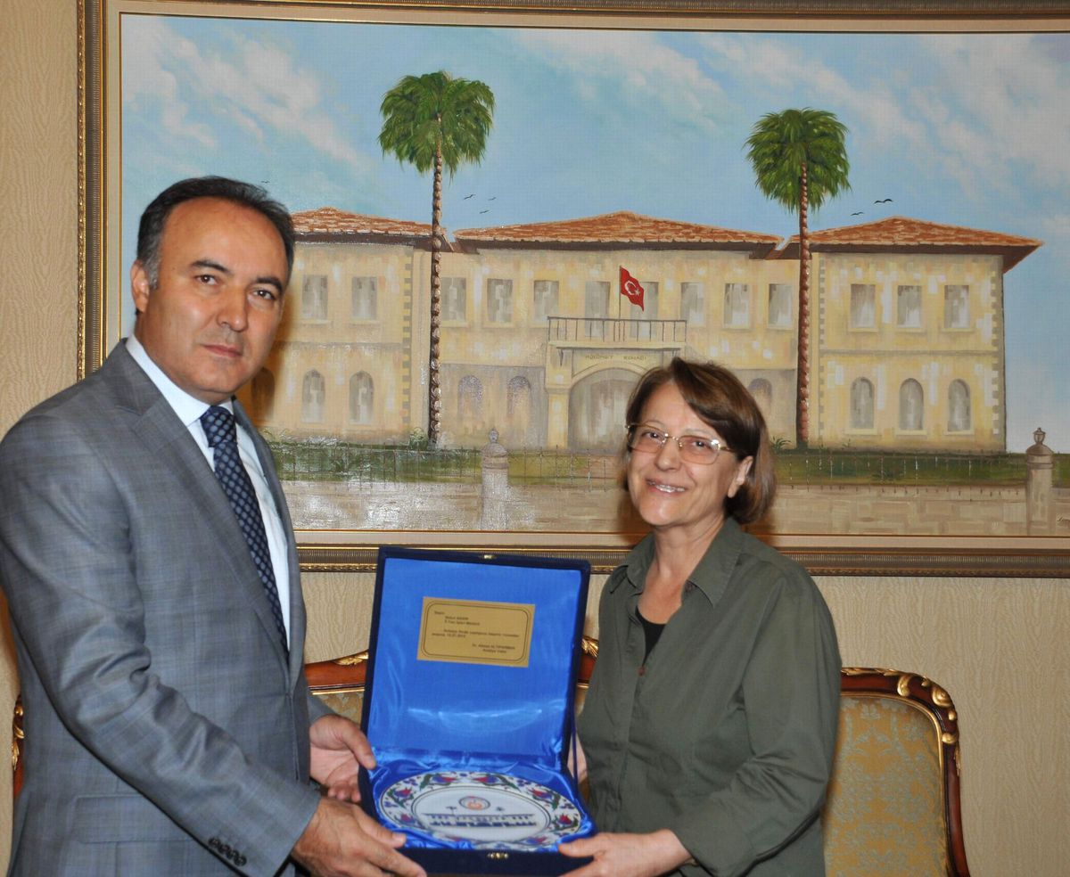 Vali Altıparmak\'tan Plaket