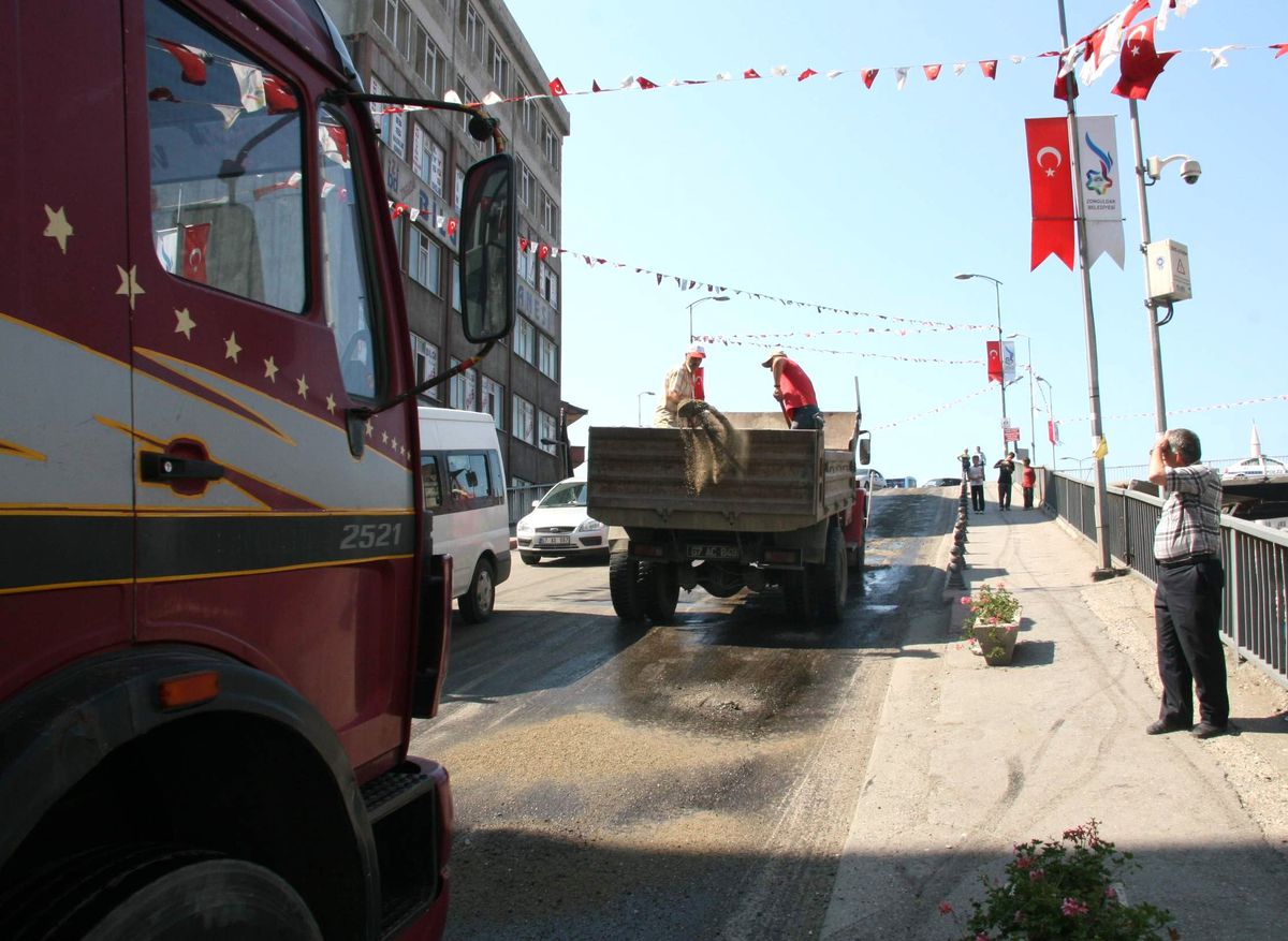 Yola Dökülen Yağ Tehlike Saçtı