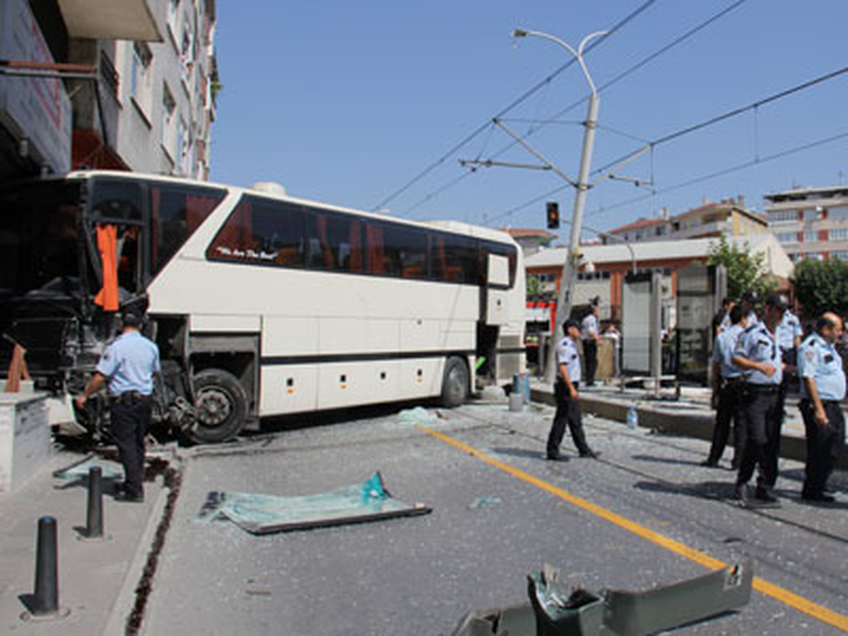Yolcu Otobüsü Tramvay Durağına Daldı