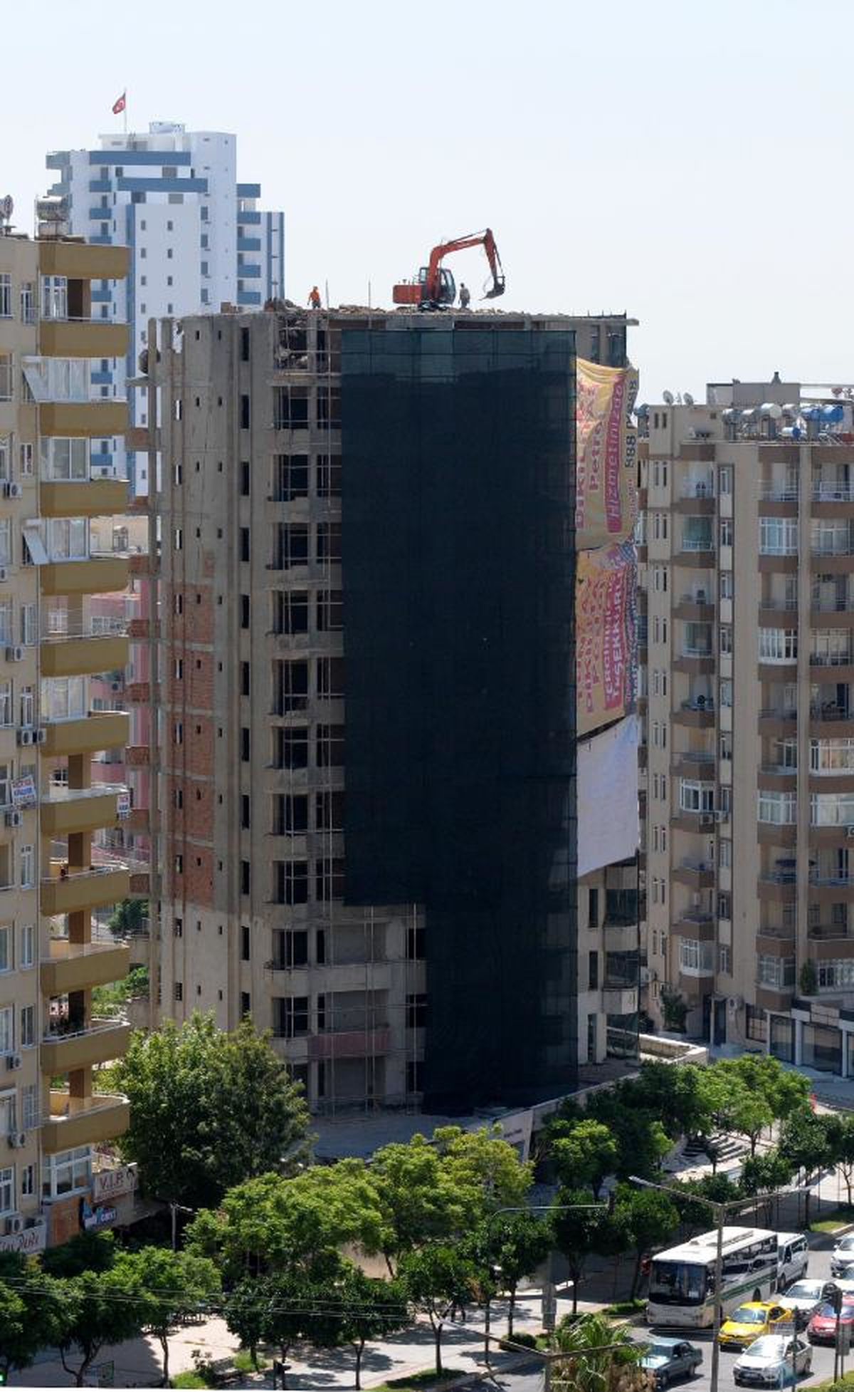 10 Katlı Binayı 8 Tonluk İş Makinesiyle Yıkıyorlar