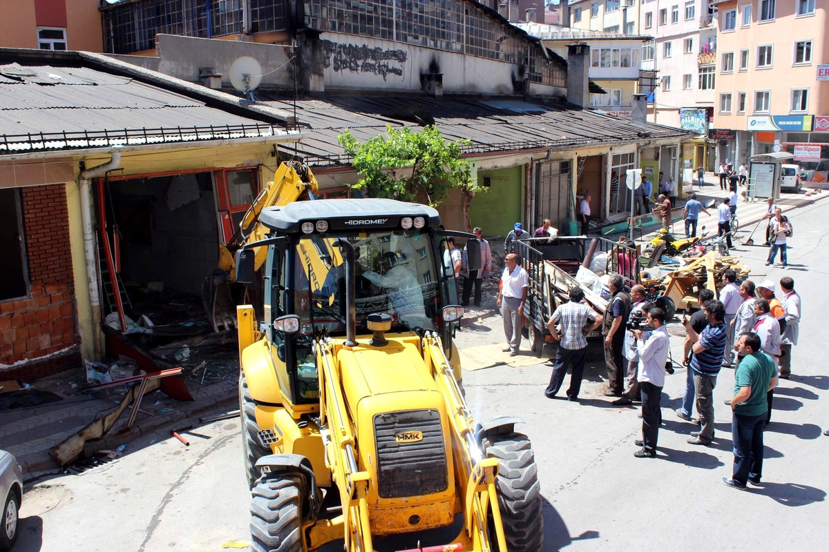 13 Dükkan Tahliye Edilerek Yıkıldı