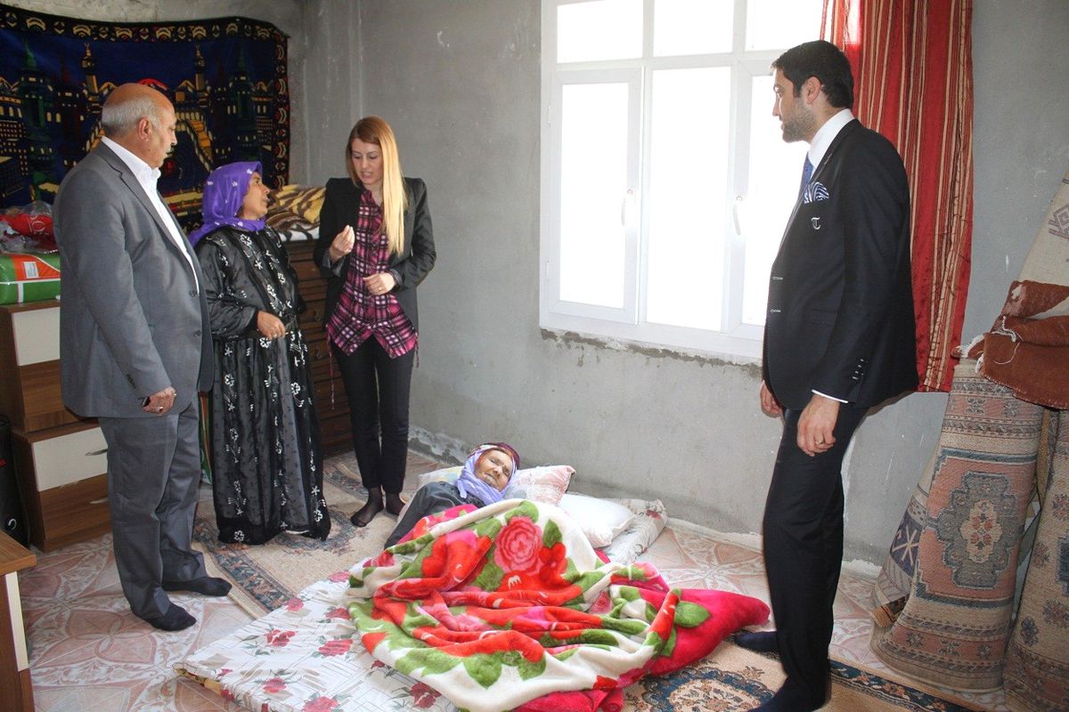 Ak Partililerden Şemse Teyzeye Yakın İlgi