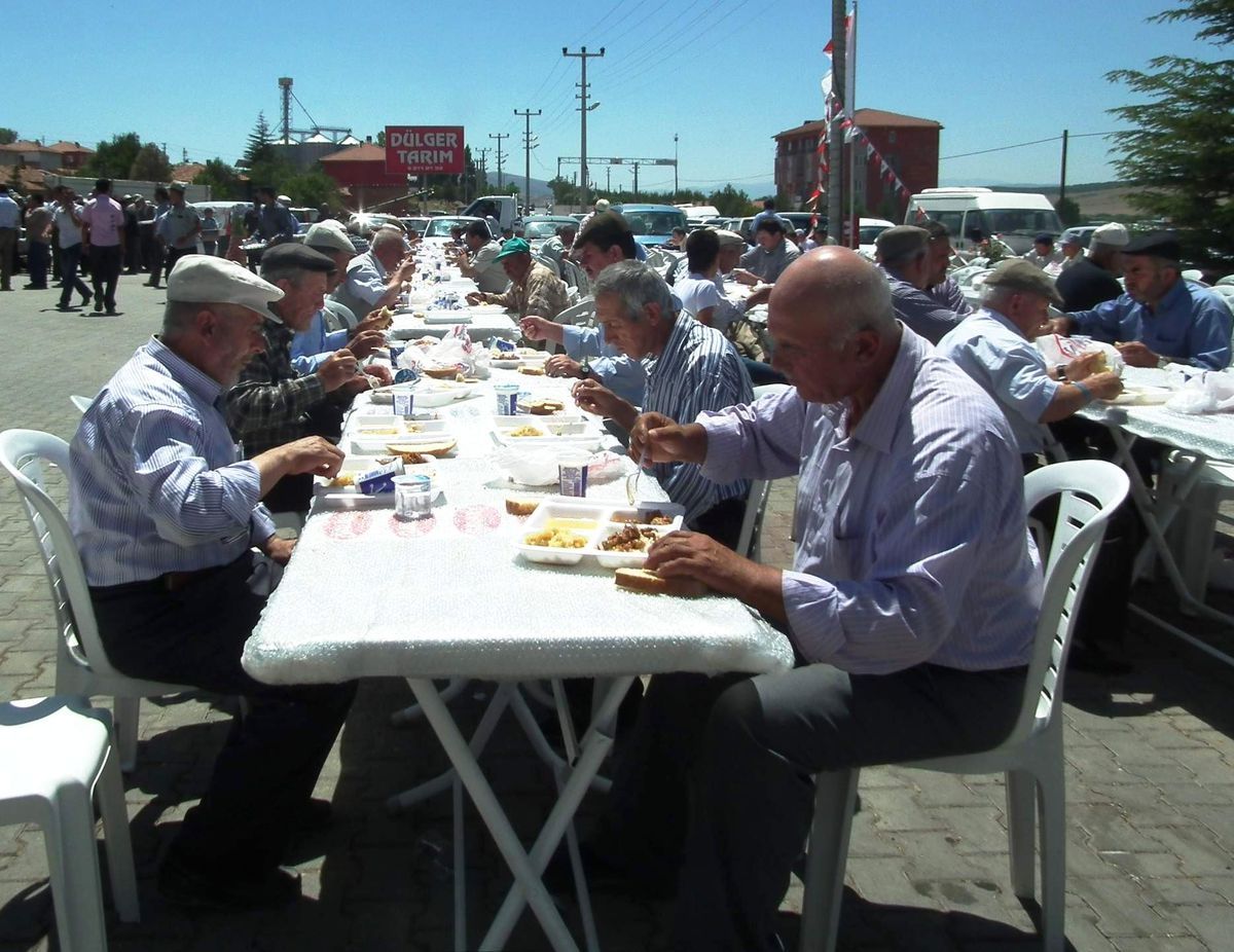 Altıntaş Bağımsız Belediye Meclis Üyesi ve İşadamı Sefa Dülger ve Eşi Neca Dülger Hacı Pilavı...