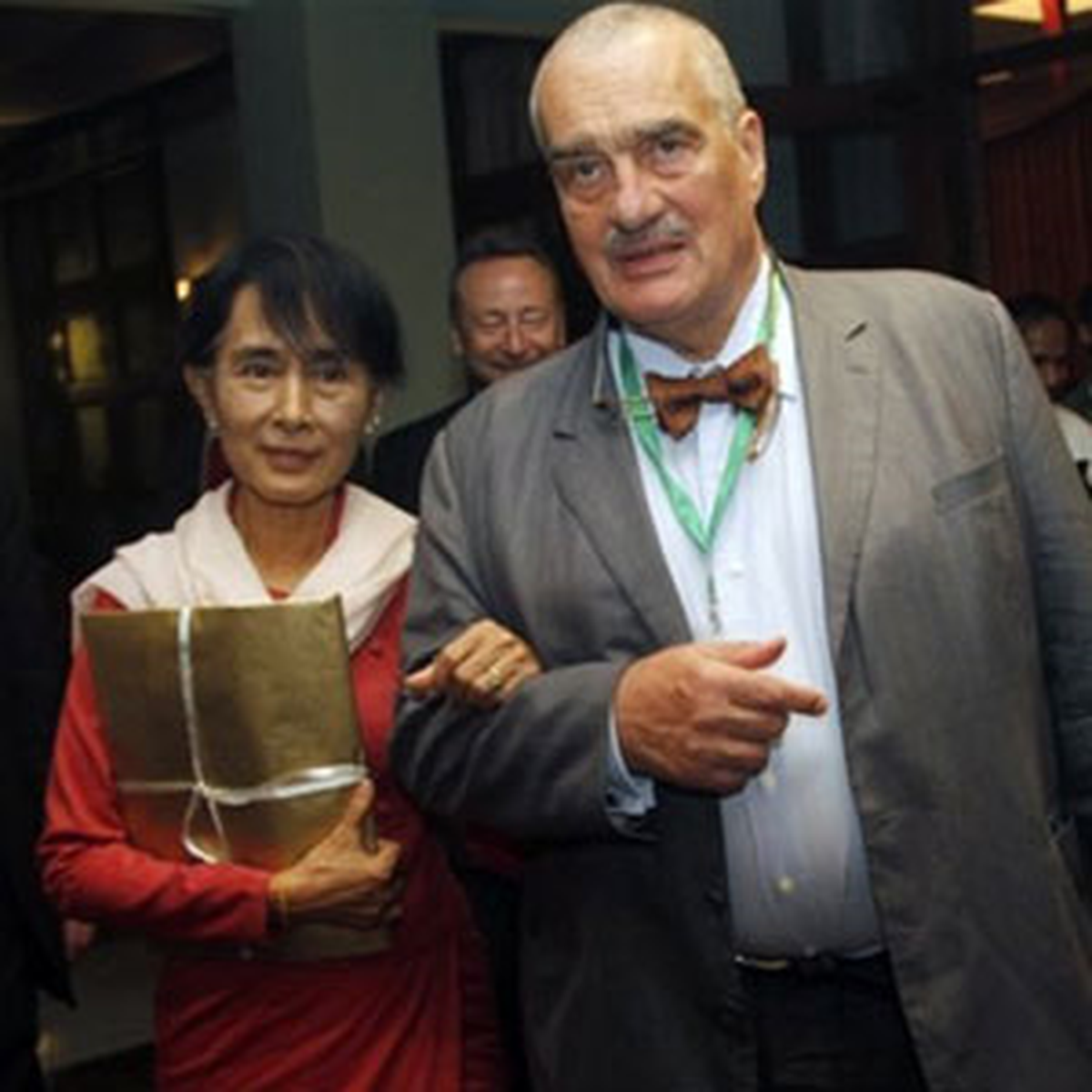 Aung San Suu Çii\'ye Havel\'den Kurutulmuş Sarı Bir Gül