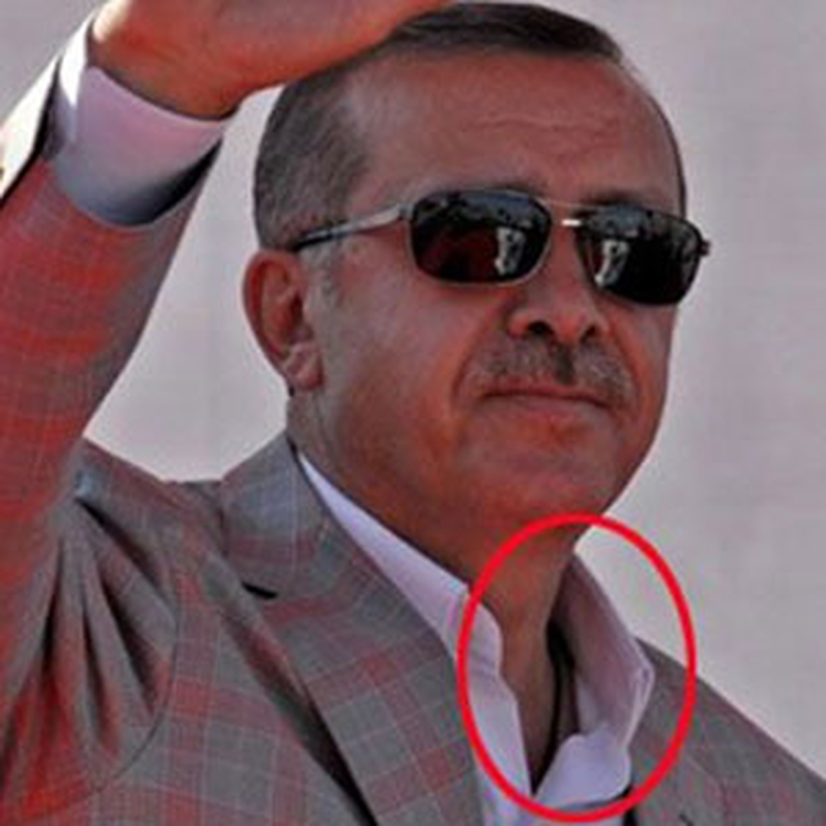 Başbakan\'ın Boynundaki Kordonun Sırrı