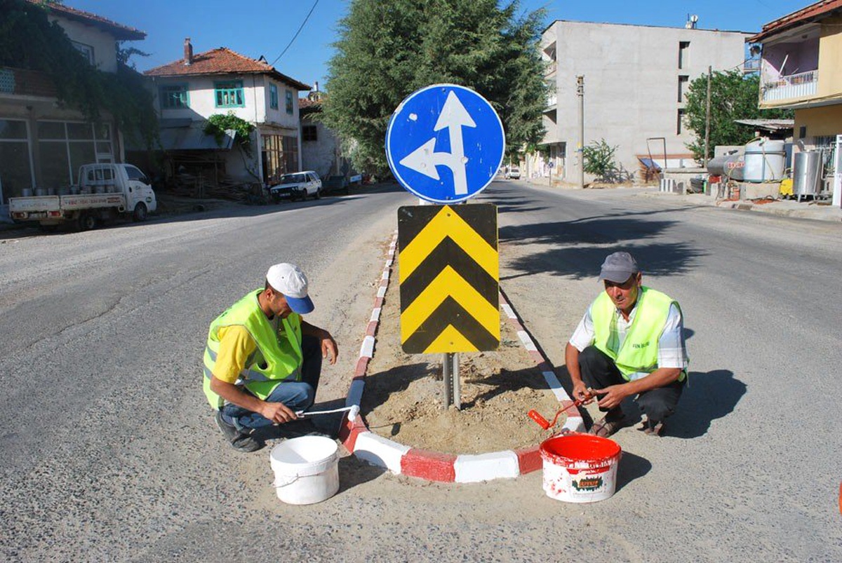 Belediye, İlçenin Cadde ve Sokaklardaki Bordür Taşlarını Boyuyor