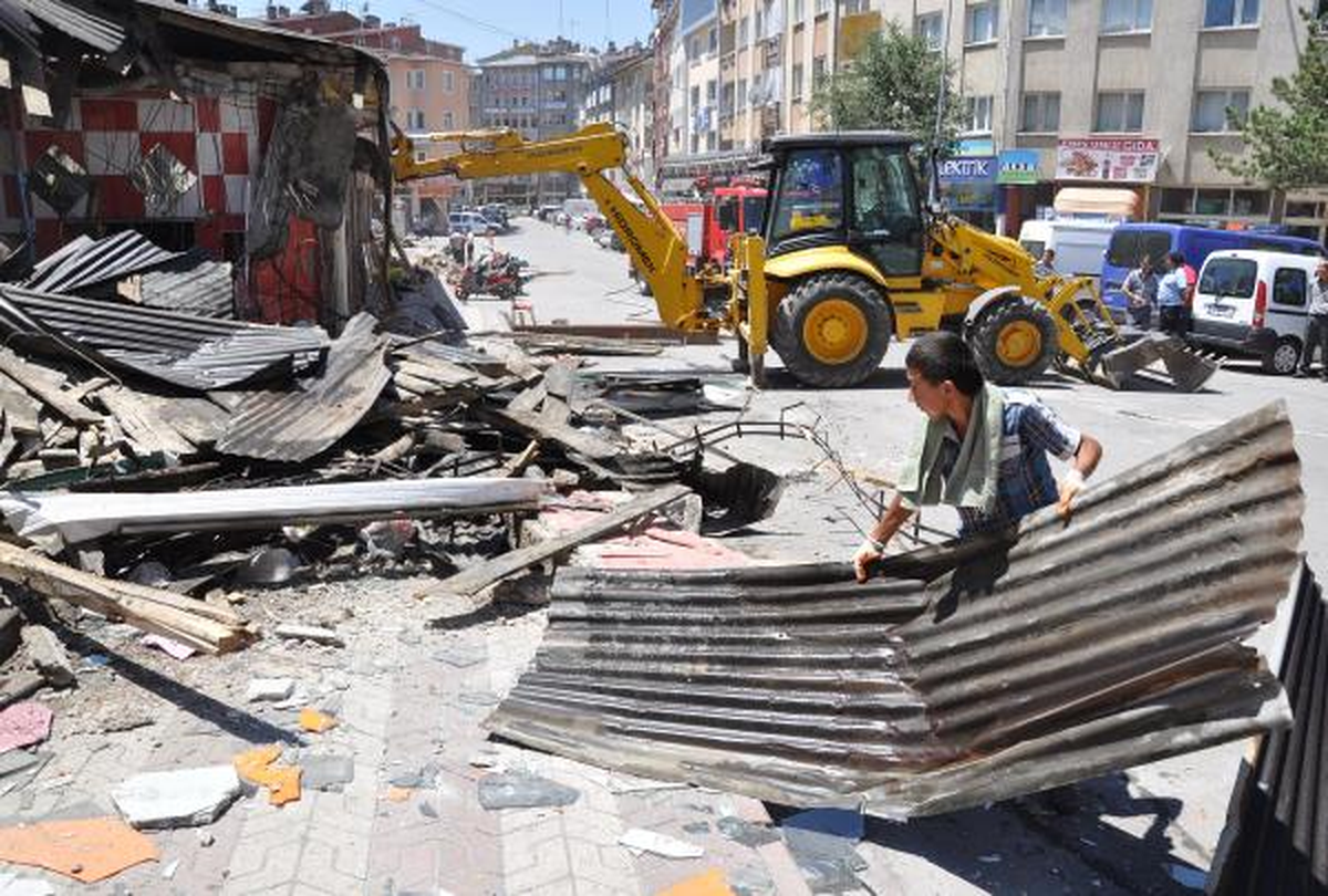 Belediyenin Yıktığı Dükkanların Enkazında Hurda Topladılar
