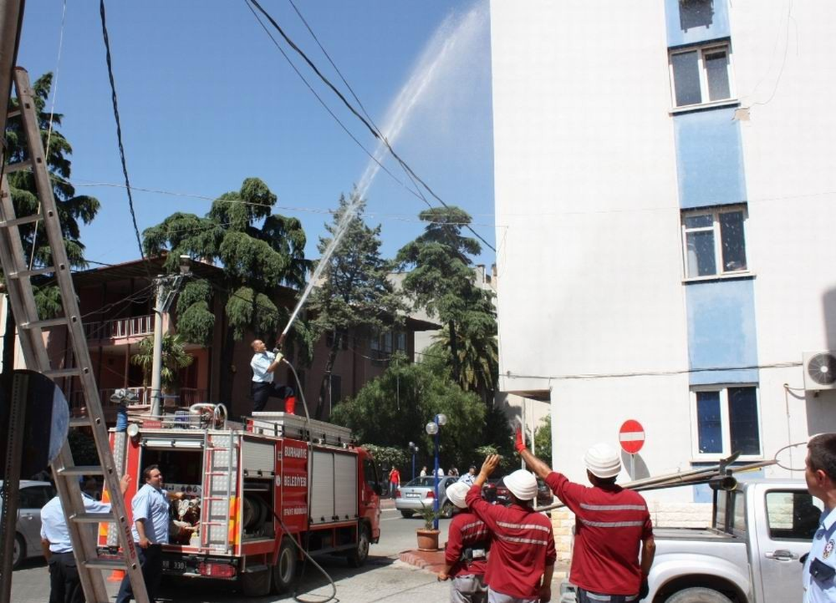 Burhaniye\'de Aşırı Sıcaklar Elektrik Kablolarını Yaktı