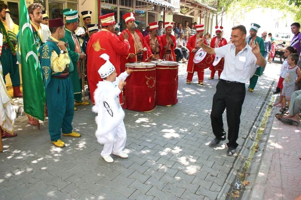 Burhaniye\'de Mehteranlı Sünnet Büyük İlgi Gördü