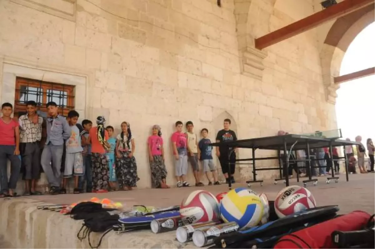 Cami Avlusunda Tenis Dersi