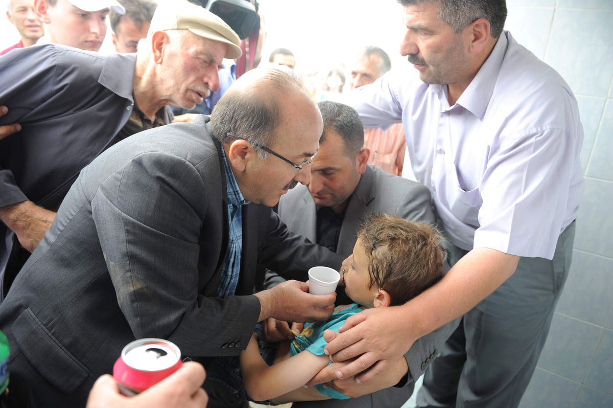 Doktor Başkandan Fenalık Geçiren Çocuğa İlk Müdahale