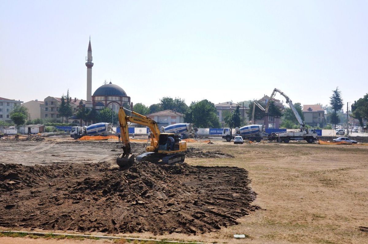 Düzce 18 Temmuz Stadı\'nda Hummalı Çalışma