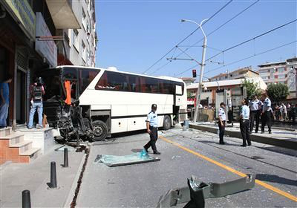 Ek Güngören\'de Yolcu Otobüsü Tramvay Durağına Girdi