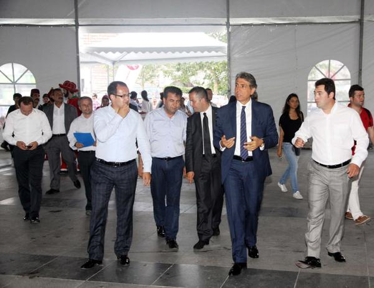 Eminönü\'nde Dev Ramazan Çadırı Kuruldu