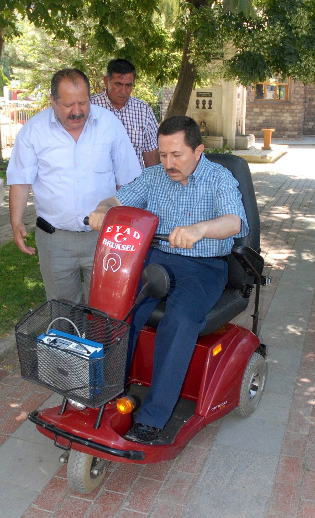 Eyad, Valiliğe Üç Özürlü Aracı Teslim Etti