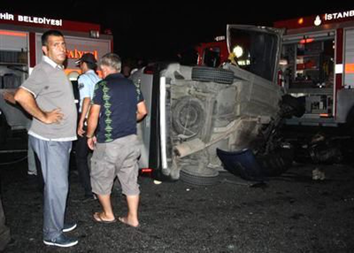 Fsm Çıkışında Trafik Kazası: 1 Ölü, 5 Yaralı