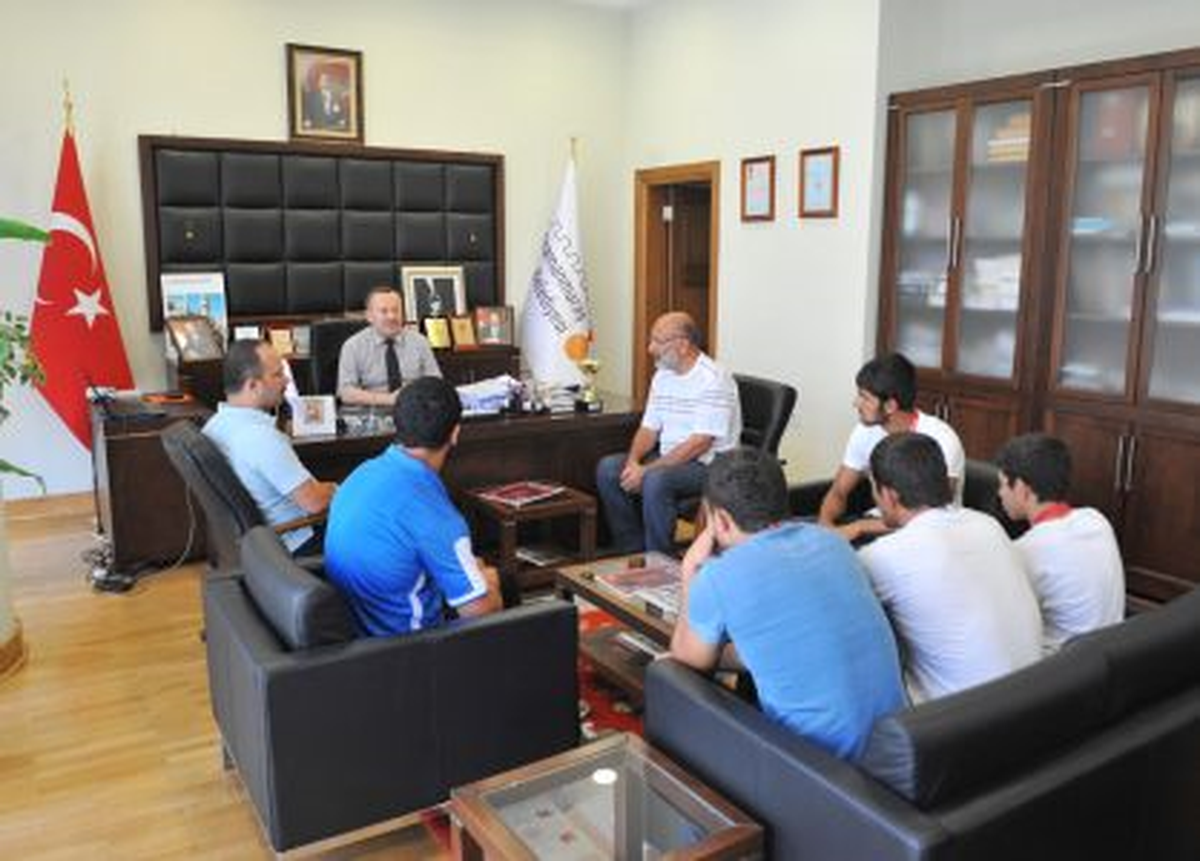 Güreşciler\'in Belediye Ziyareti