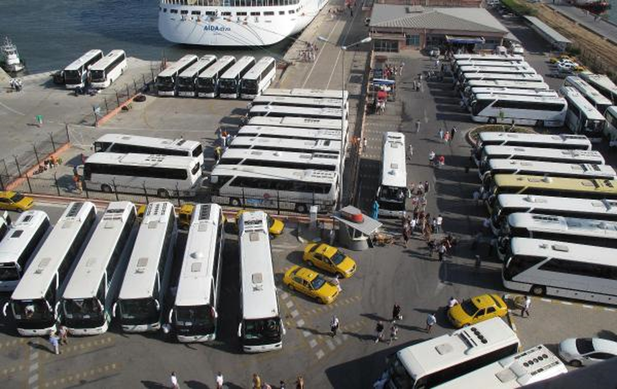 İzmir\'e Denizden Turist Akını
