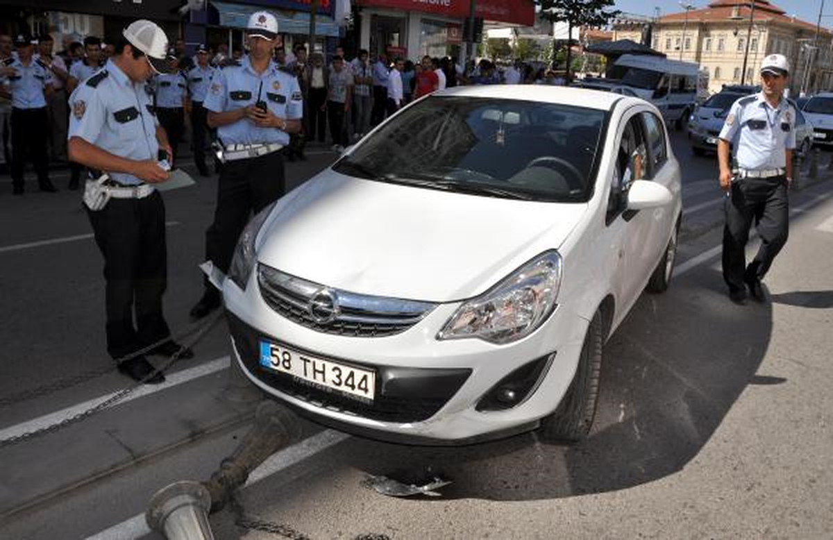 Kadın Sürücünün Kullandığı Otomobil Refüje Çıktı: 1\'i Bebek 3 Yaralı