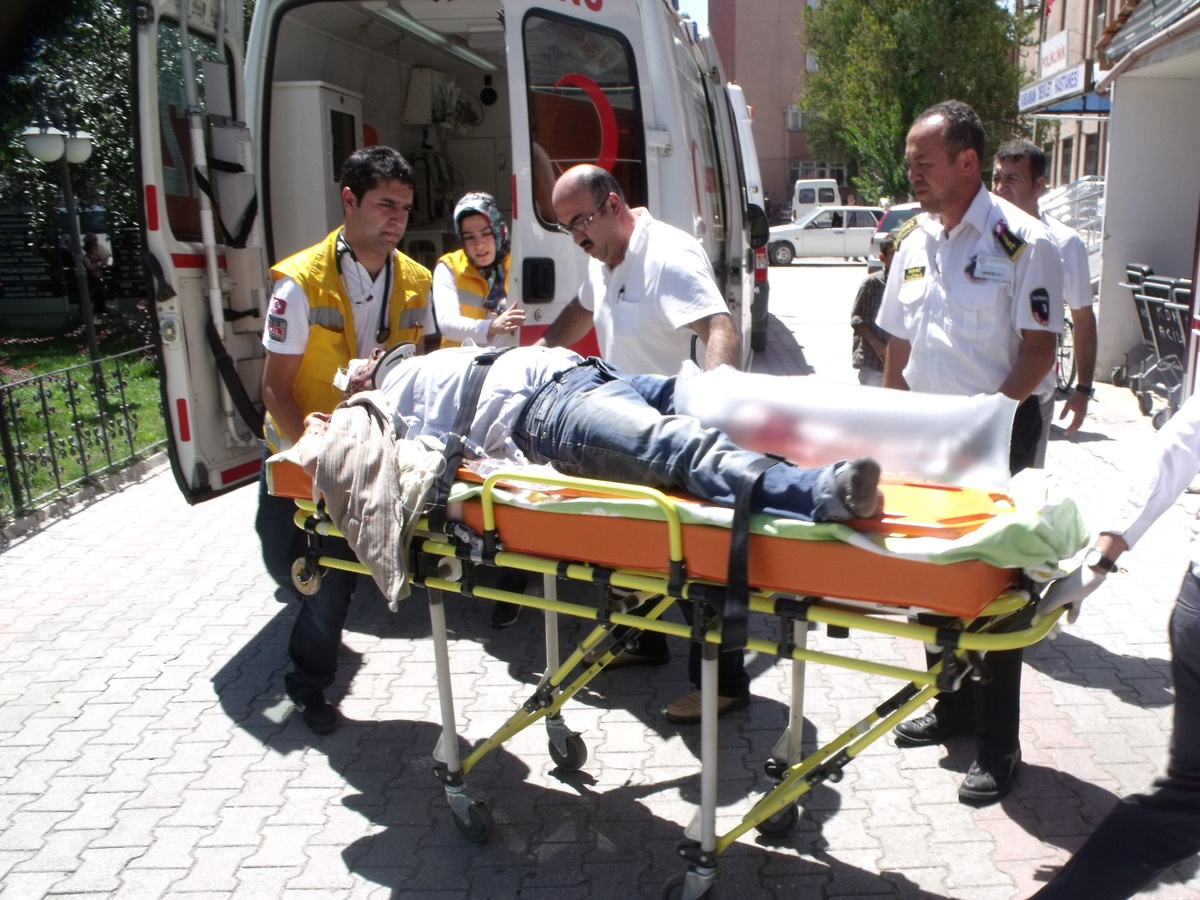 Karaman\'da Motosiklet Köprü Levhasına Çarptı: 2 Yaralı