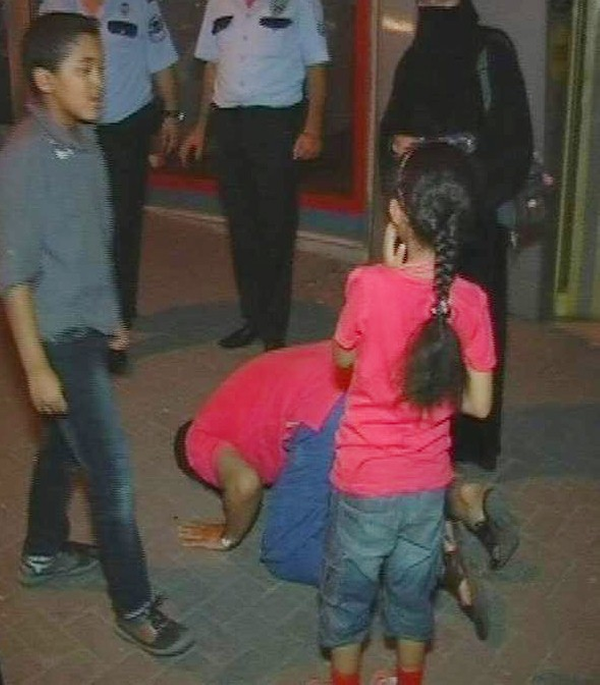 Kaybolan Kızına Kavuşan Kuveytli Babadan Şükür Secdesi