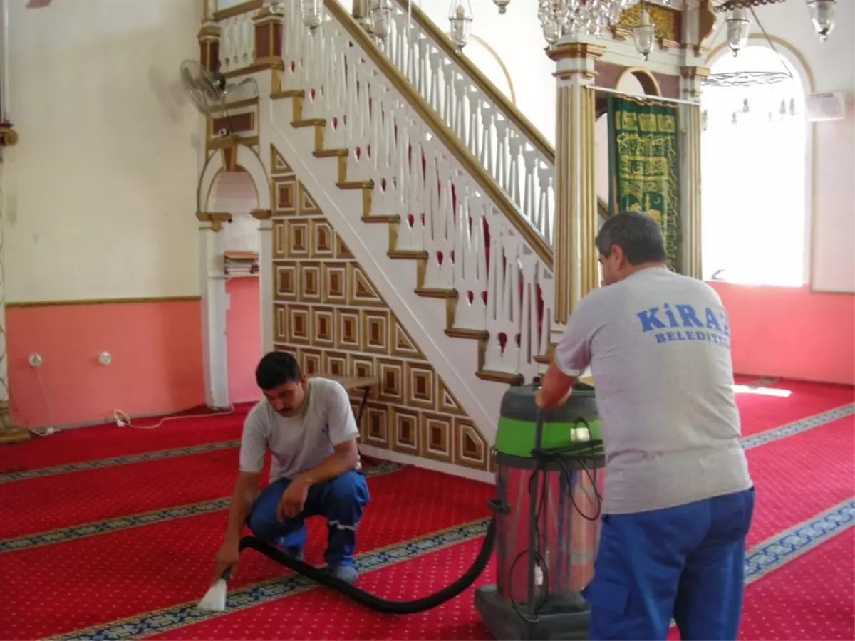 Kiraz'da Camiler Bayrama Hazırlanıyor