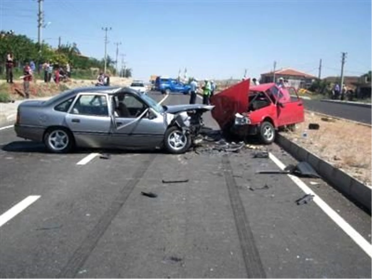 Kırıkkale\'de İki Otomobil Kafa Kafaya Çarpıştı: 3 Ölü, 6 Yaralı