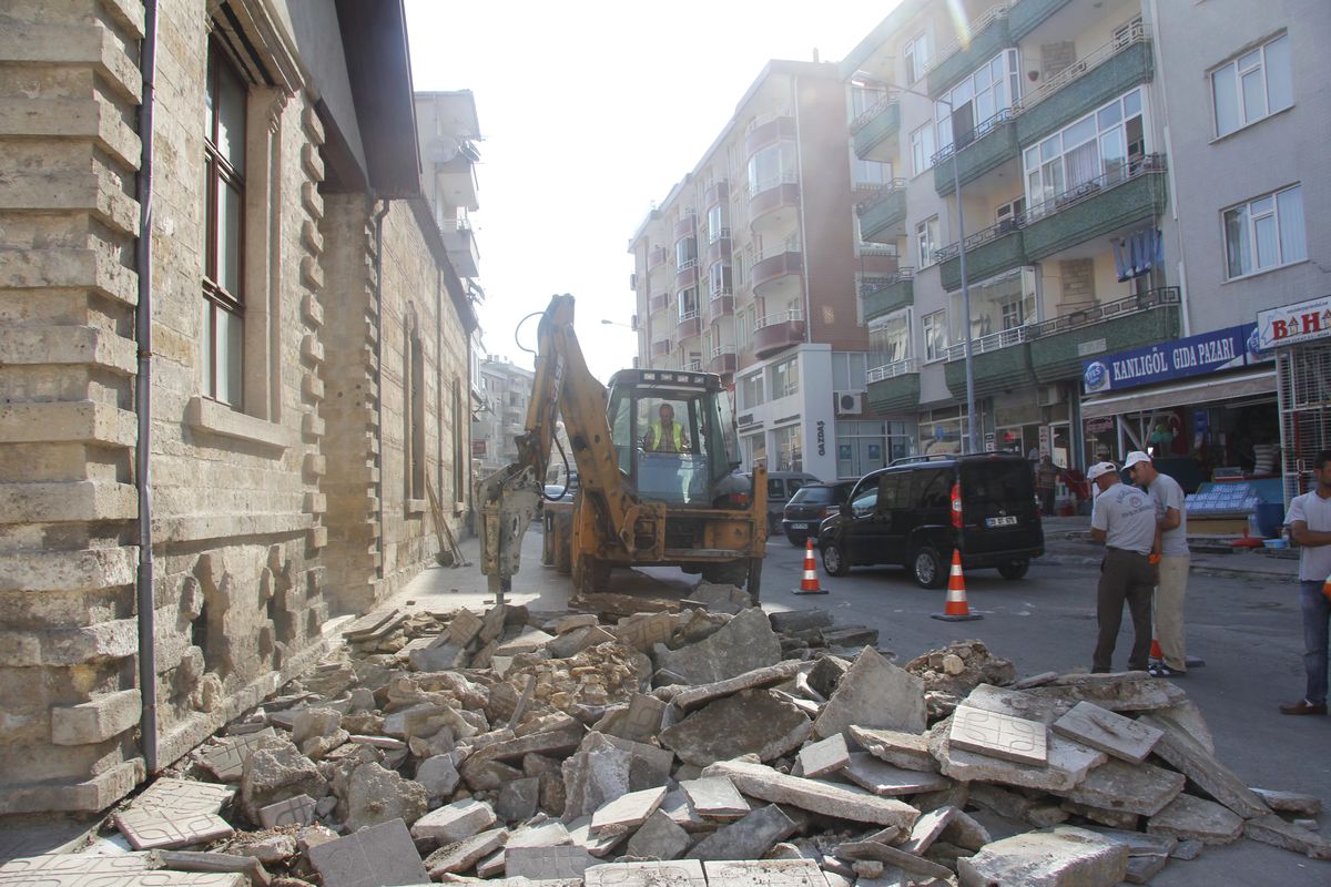Kurtuluş Caddesi Kaldırım ve Yol Çalışmaları Başlamıştır
