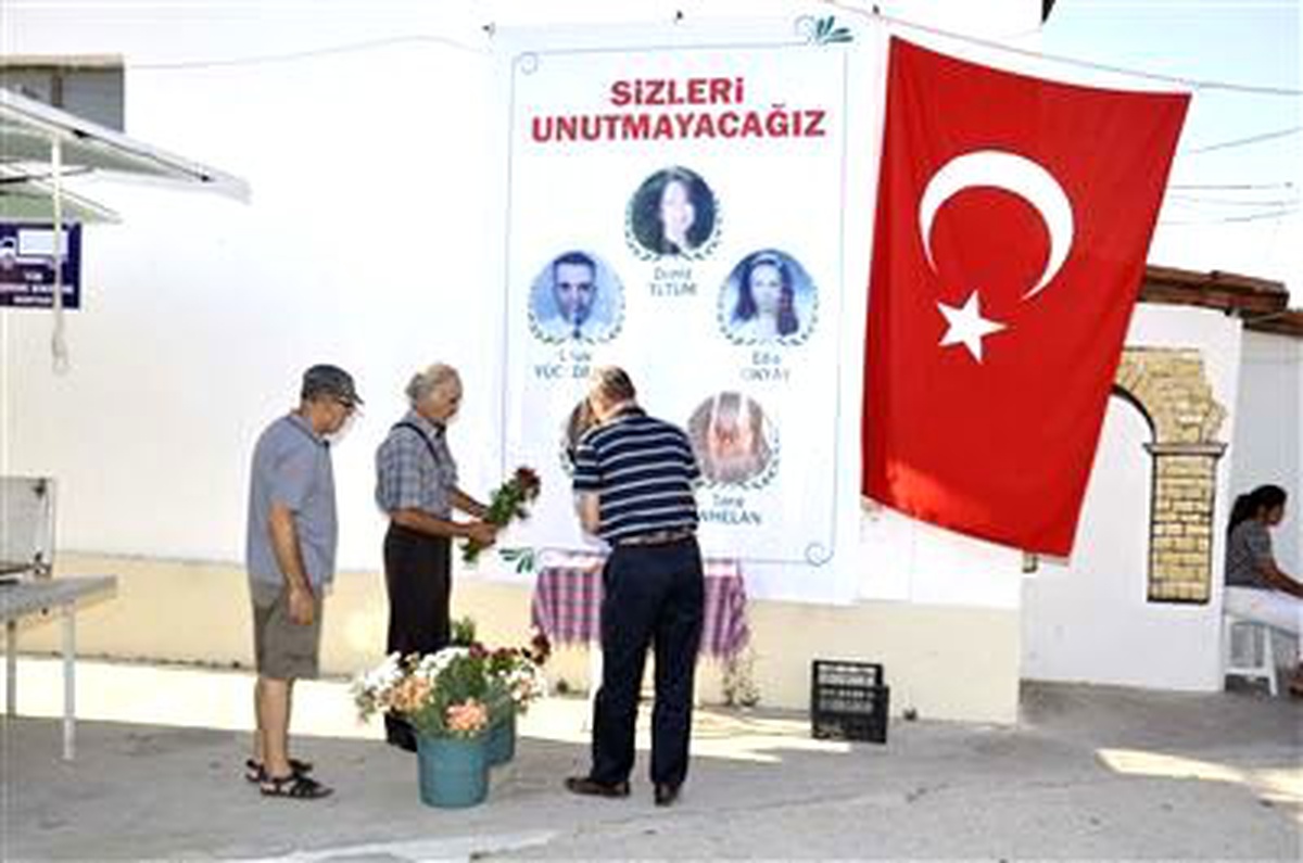 Kuşadası\'nda Bombalı Saldırı Kurbanları Anıldı )