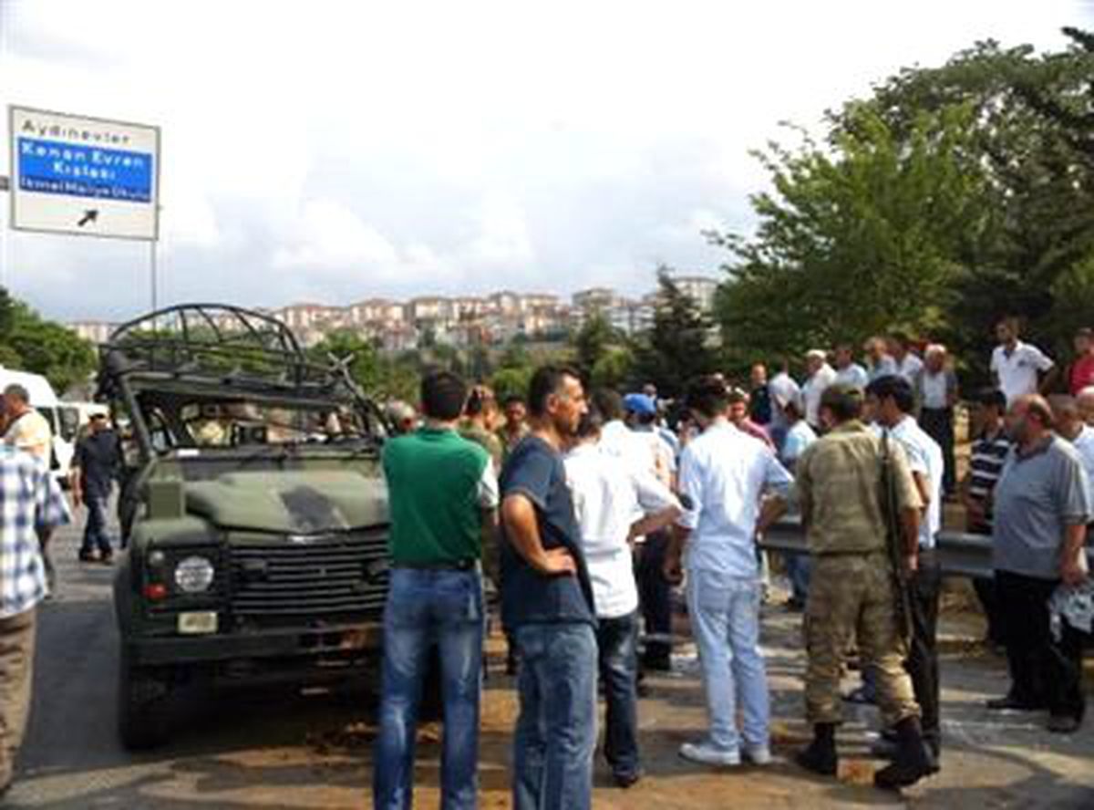 Maltepe\'de Askeri Araç Devrildi: 8 Asker Yaralı (2)
