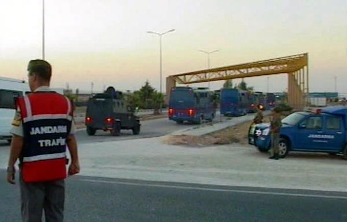 Mardin Cezaevi\'nden 62 Hükümlü Uçakla İzmir\'e Nakledildi