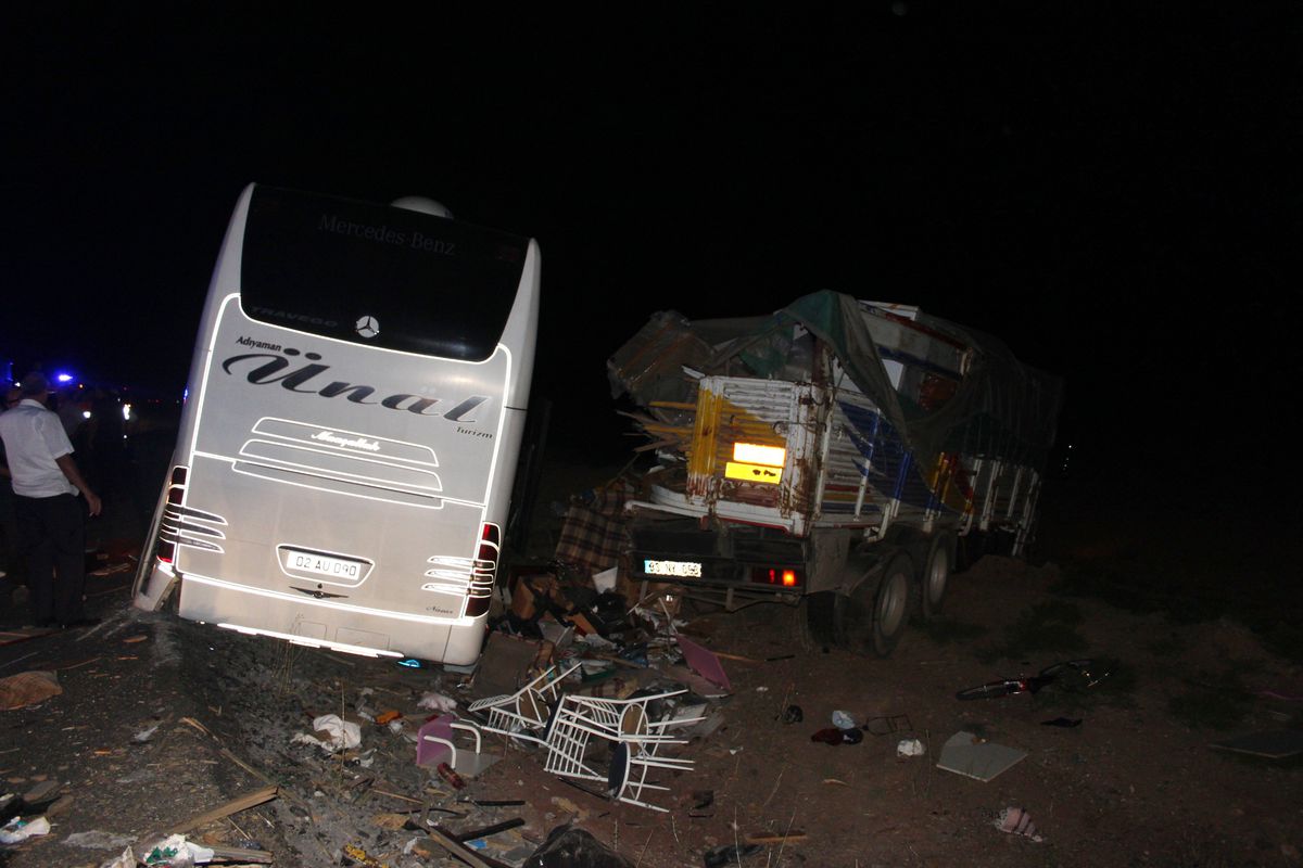 Otobüs Kamyona Çarptı: 45 Yaralı