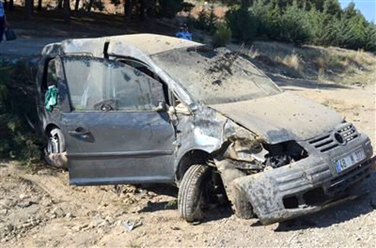 Otomobil Ağaca Çarptı: 1 Ölü 5 Yaralı