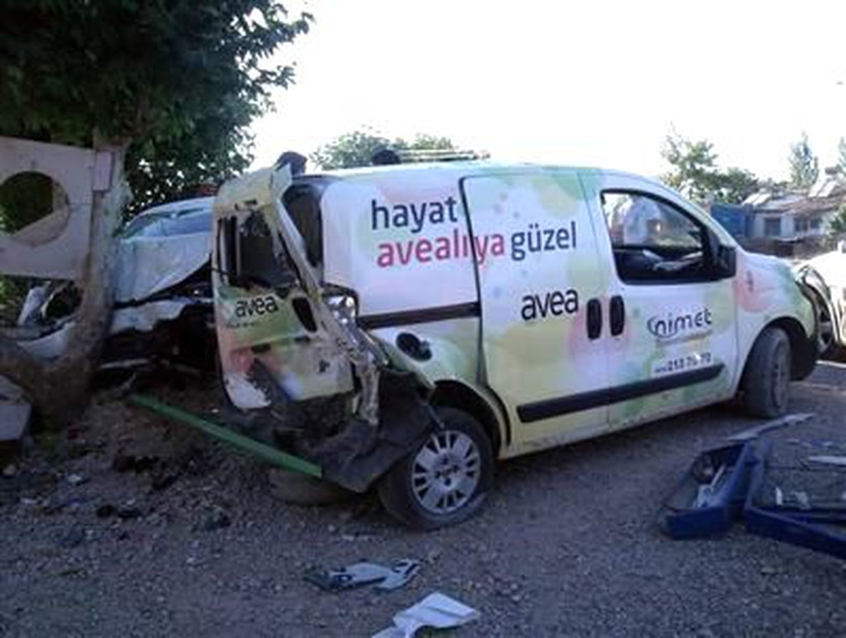 Otomobil, Park Halindeki Araçlara Çarptı: 1 Yaralı