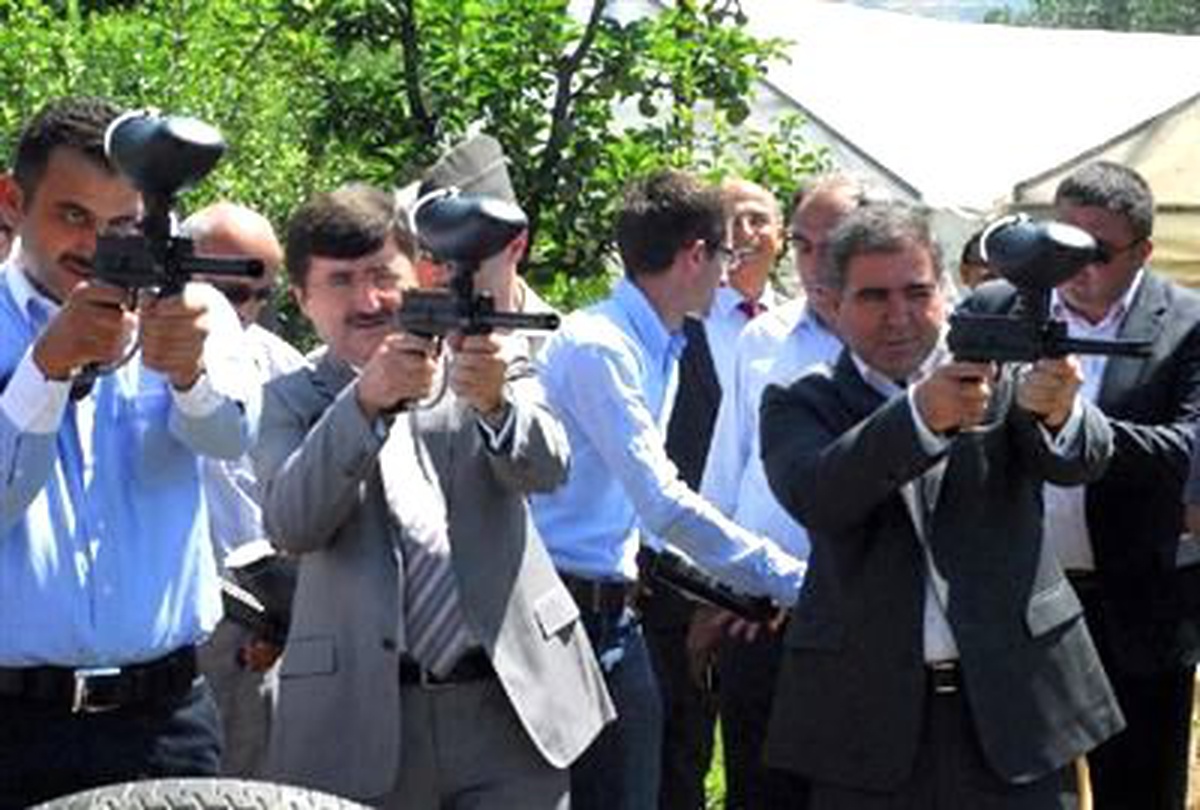 Paintball Parkuru Açan Amasya Valisi Tüfekle Hedefleri Vurdu