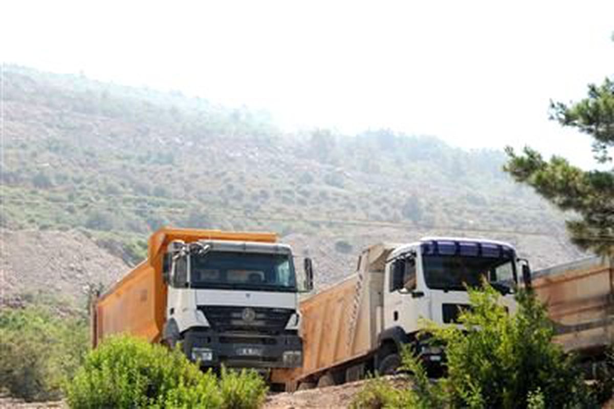 PKK\'lılar Amanoslar\'da Kireç Ocağını Basıp Araçları Yaktı